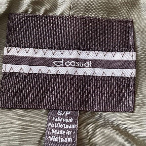 D Casual Green short hooded light jacket with adjustable Sleeves . - Picture 2 of 8